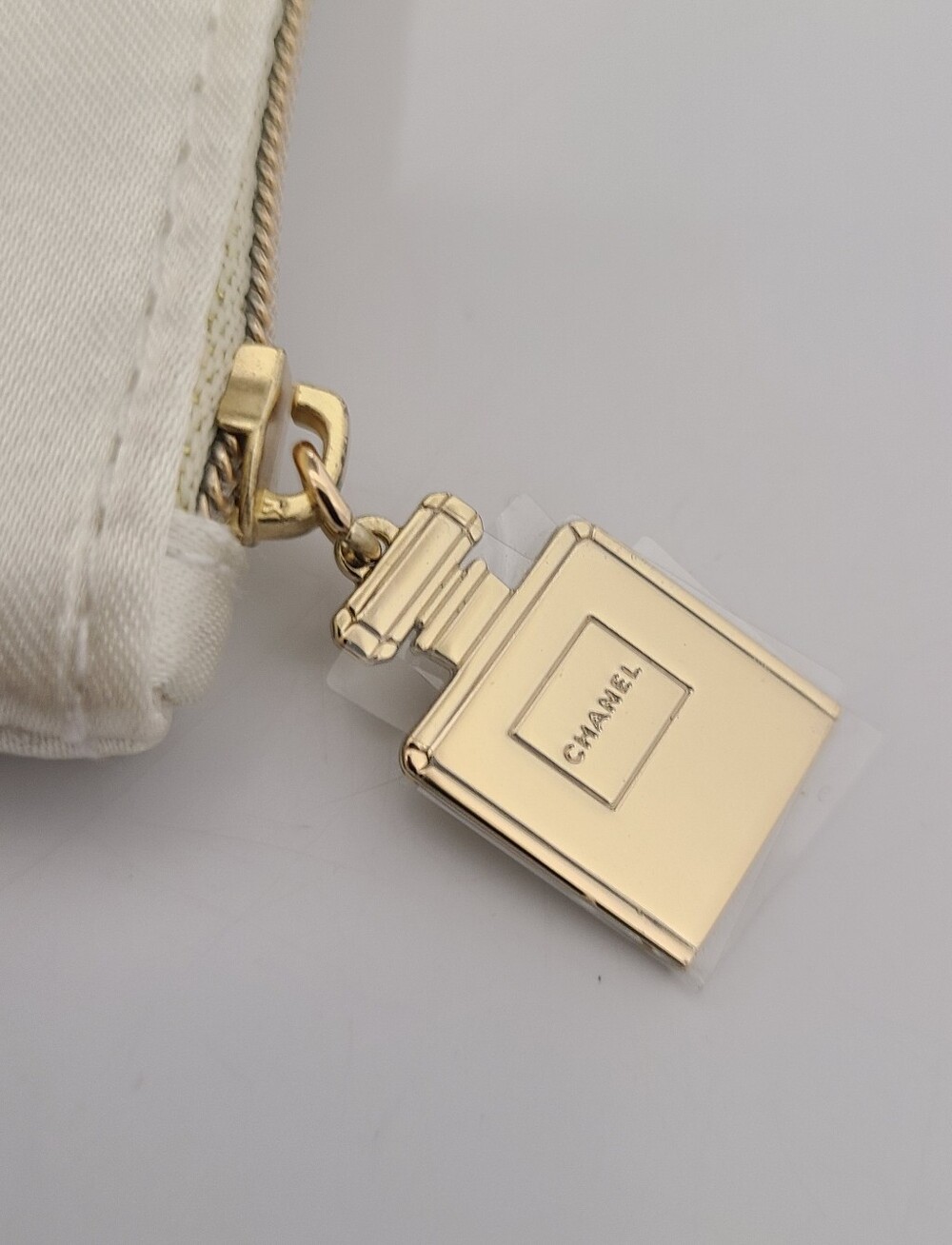 CHANEL Coco Mademoiselle Ivory Satin Makeup Pouch Silver Sequin Logo Gold Charm - Picture 2 of 11